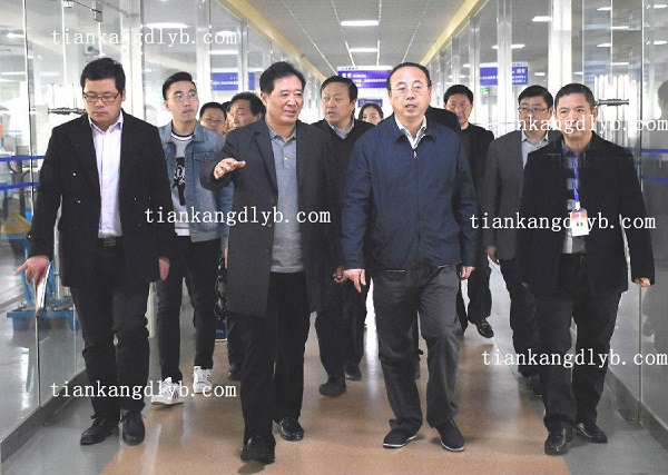 天康集團董事長陪同張書記參觀