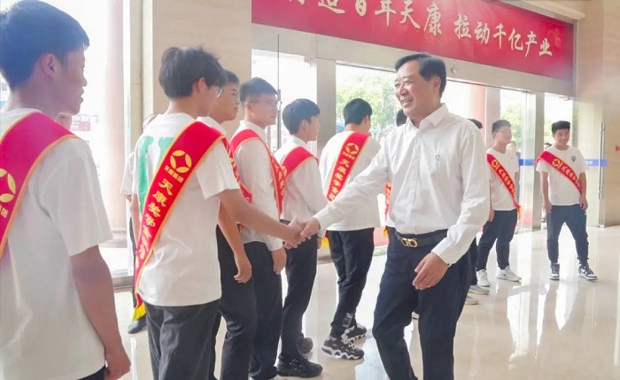 集團董事長趙寬接見獲獎學生